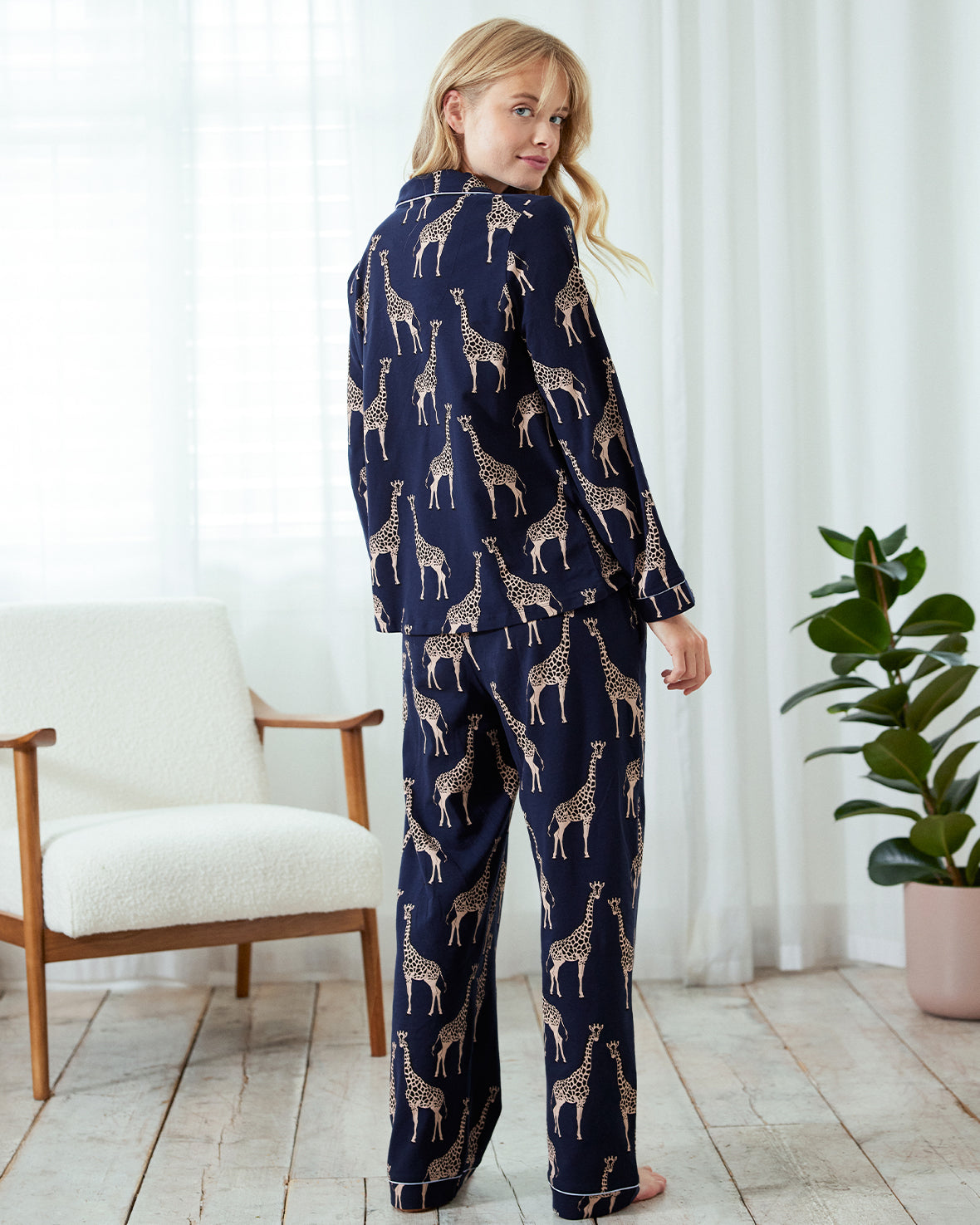 Petite Organic Cotton Giraffe Print Long Pyjama Set - Navy Chelsea Peers