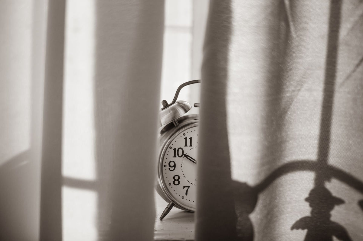 Is It Better to Wake Up Naturally or With an Alarm?