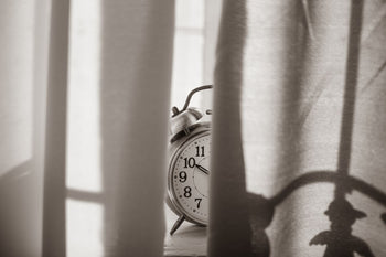 Is It Better to Wake Up Naturally or With an Alarm?