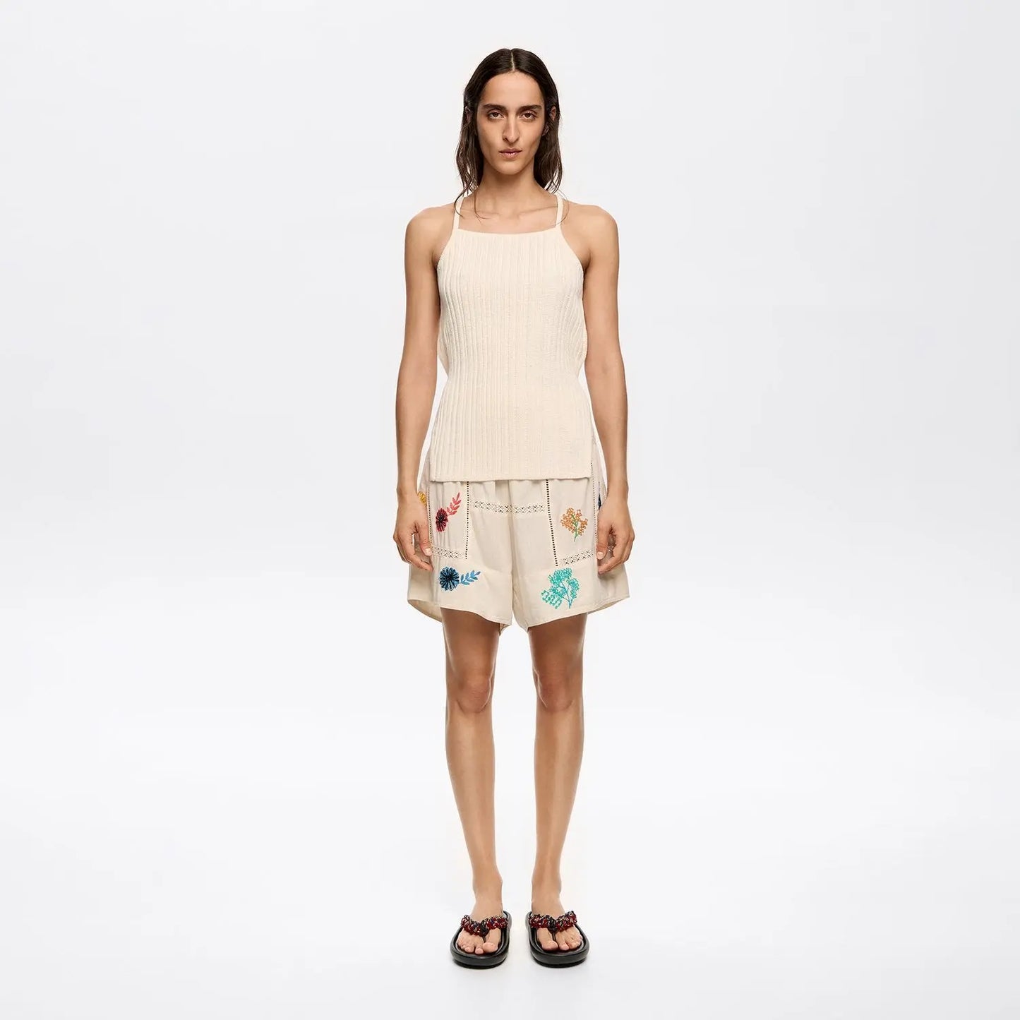 Cream Bermuda shorts with multicolor embroidery Bimba y Lola UK