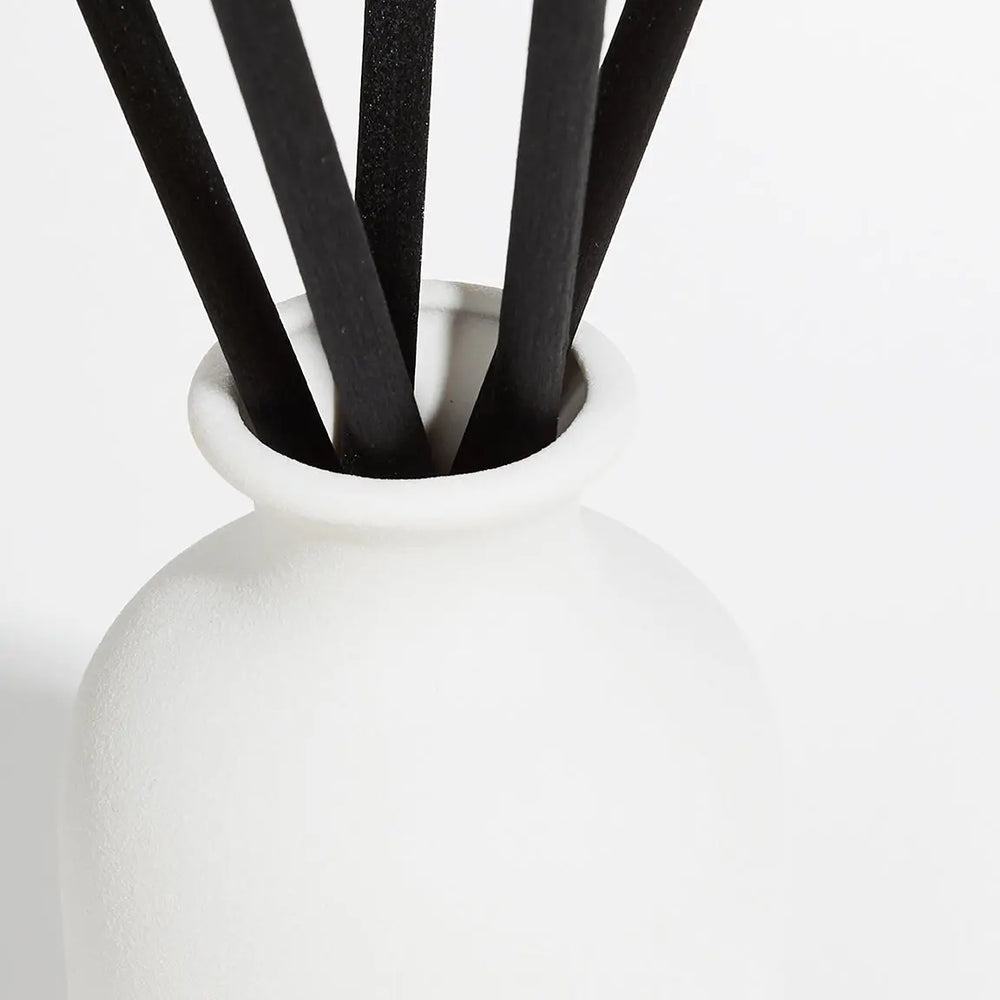 Fresh Linen Ceramic Reed Diffuser - 100ml Helm London