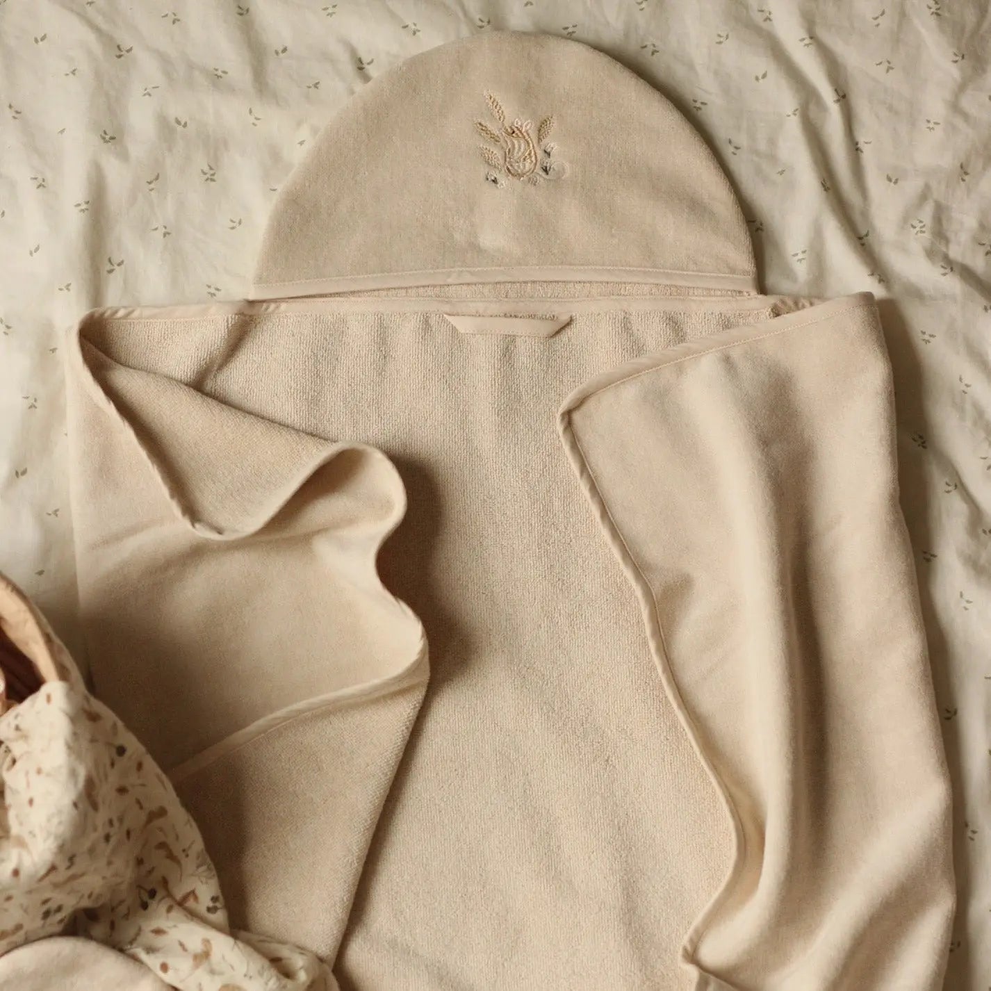 Hooded Towel - Mouse Avery Row