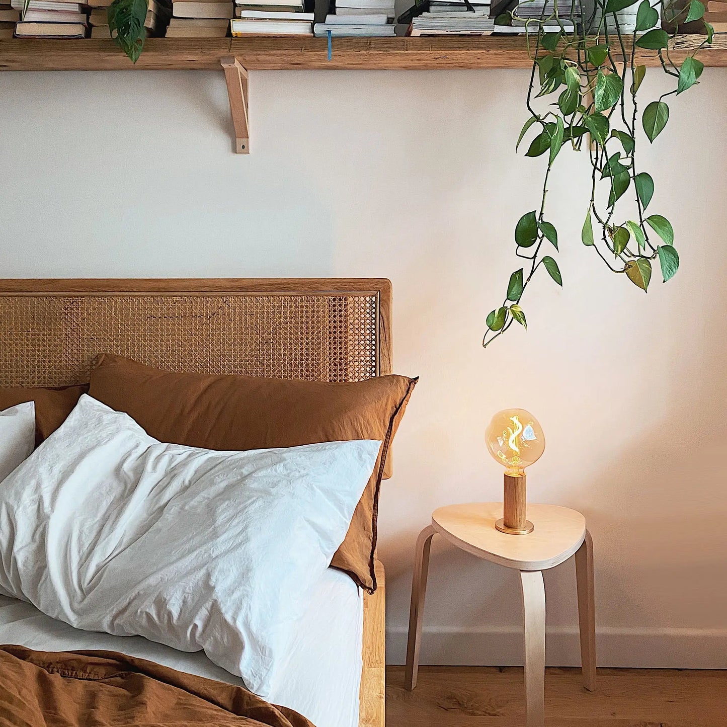 Knuckle Table Lamp in Oak + Voronoi I - Set of 2 Tala