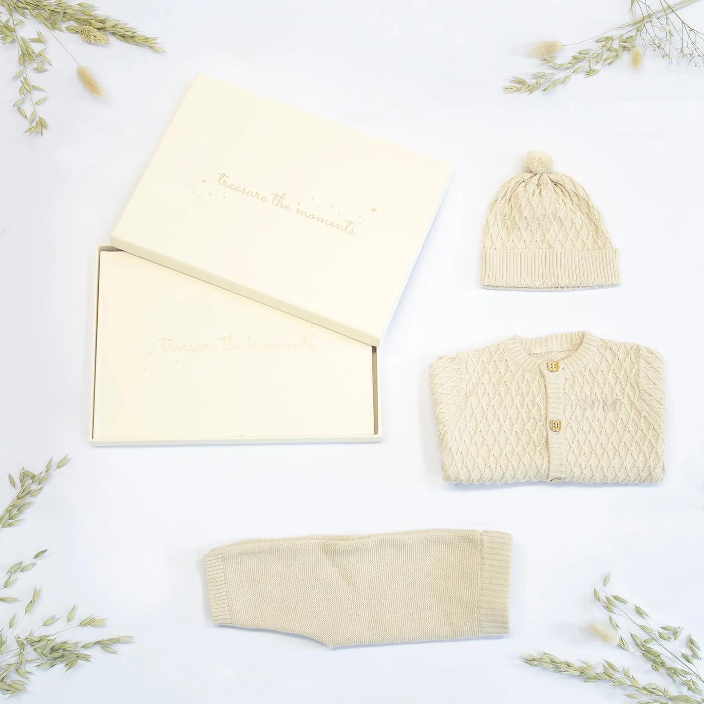MY FIRST OUTFIT AND MEMORY BOOK The Baby Gifting Company