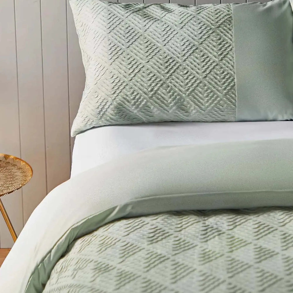 Silentnight Chevron Embossed Duvet Set - White Silentnight