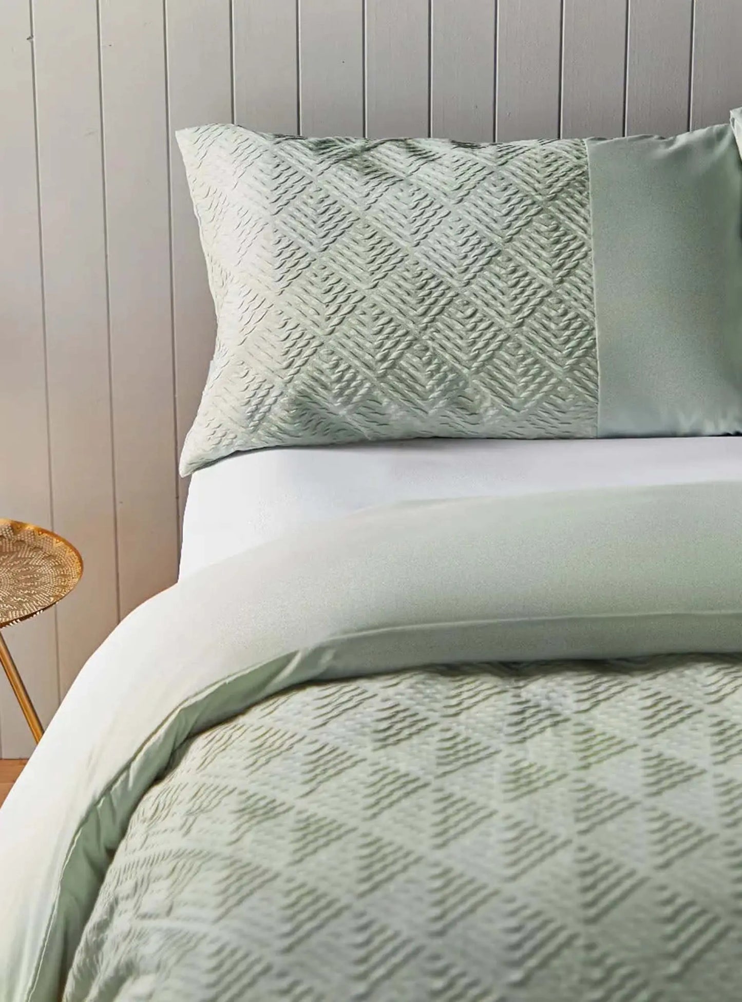 Silentnight Chevron Embossed Duvet Set - White Silentnight