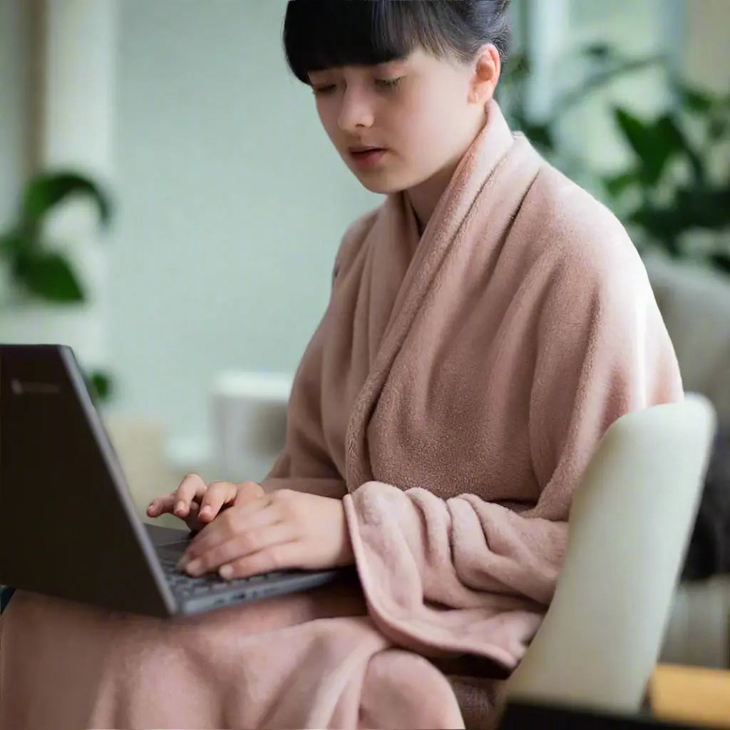 Snhug Sit® – The Original Sitting Blanket for Seated Comfort and Warmth. SNHUG SIT®