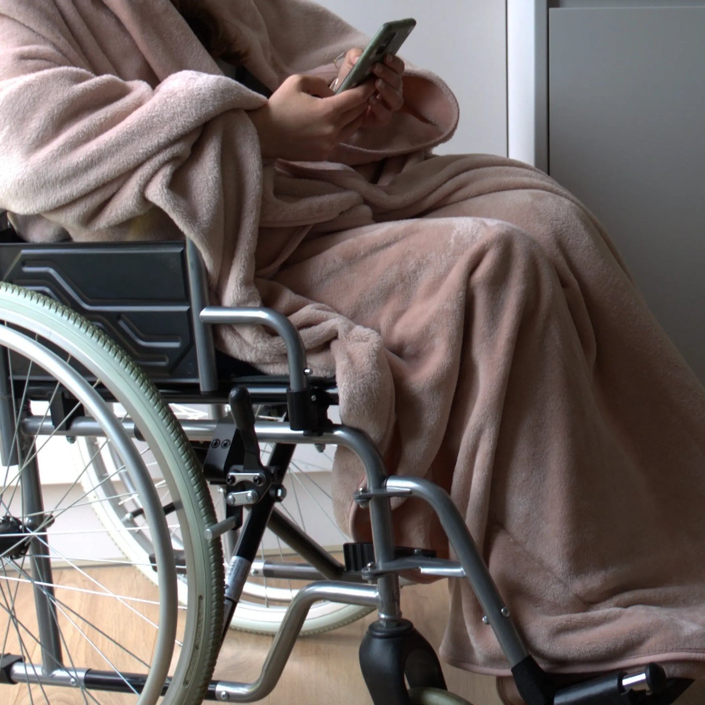 Snhug Sit® – The Original Sitting Blanket for Seated Comfort and Warmth. SNHUG SIT®