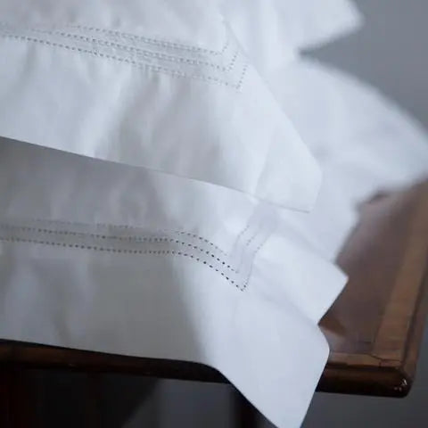 Stanhope White Cotton Bet Set Dormitory