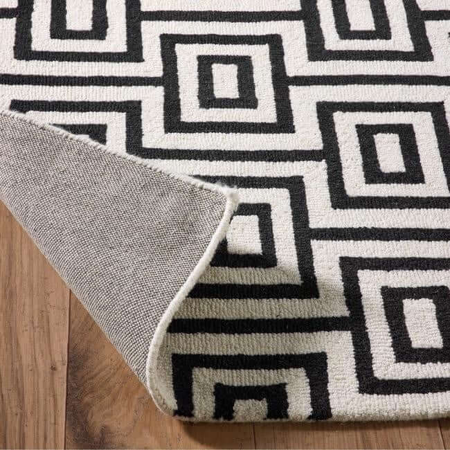 White Labyrinth Rug Texture Wool Labyrinth Rug White and Black – Myza
