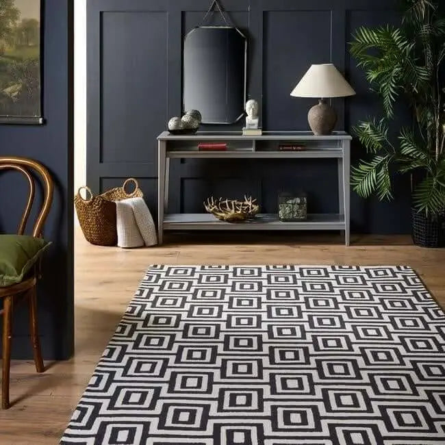 White Labyrinth Rug Texture Wool Labyrinth Rug White and Black – Myza