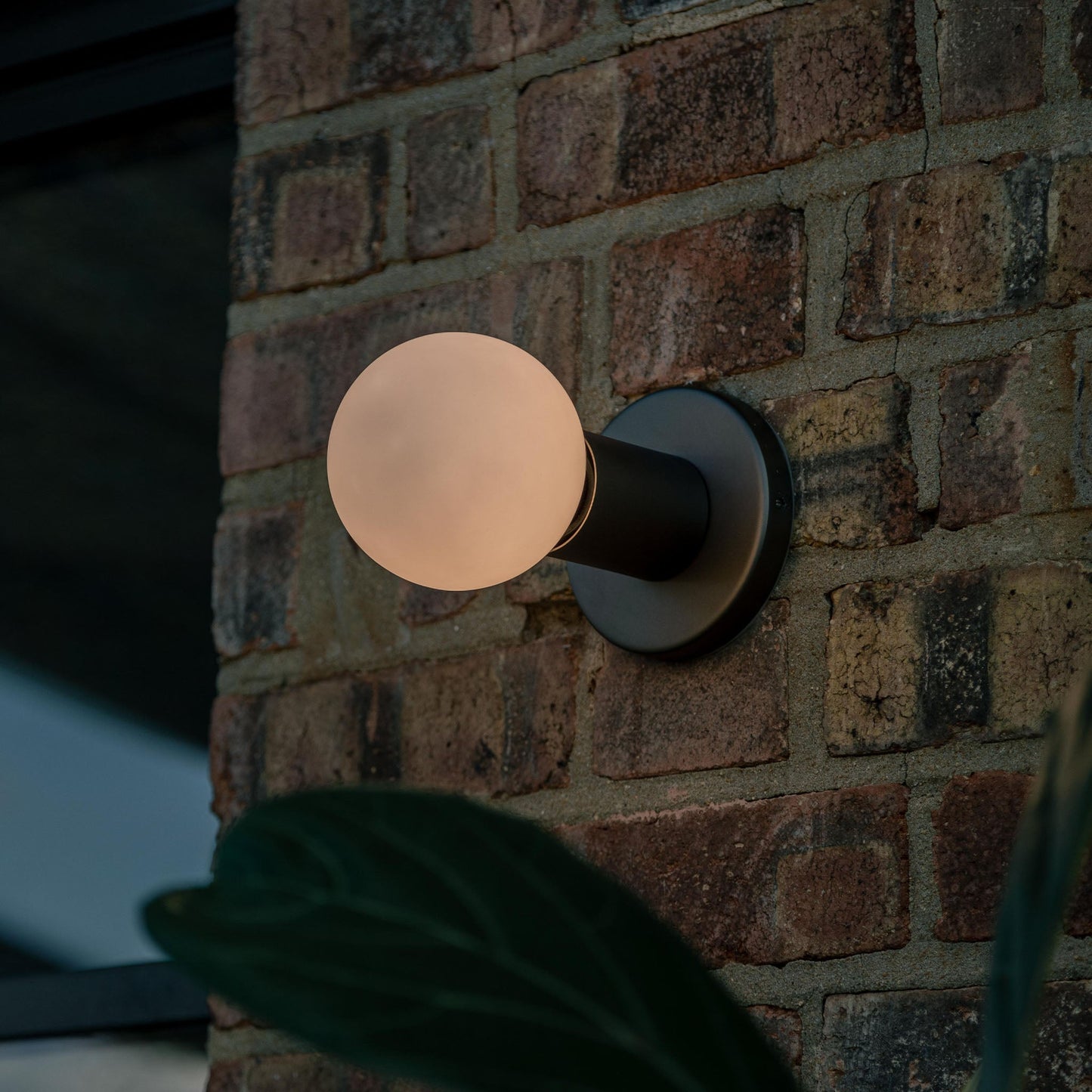 Lochan Wall Light in Graphite Tala