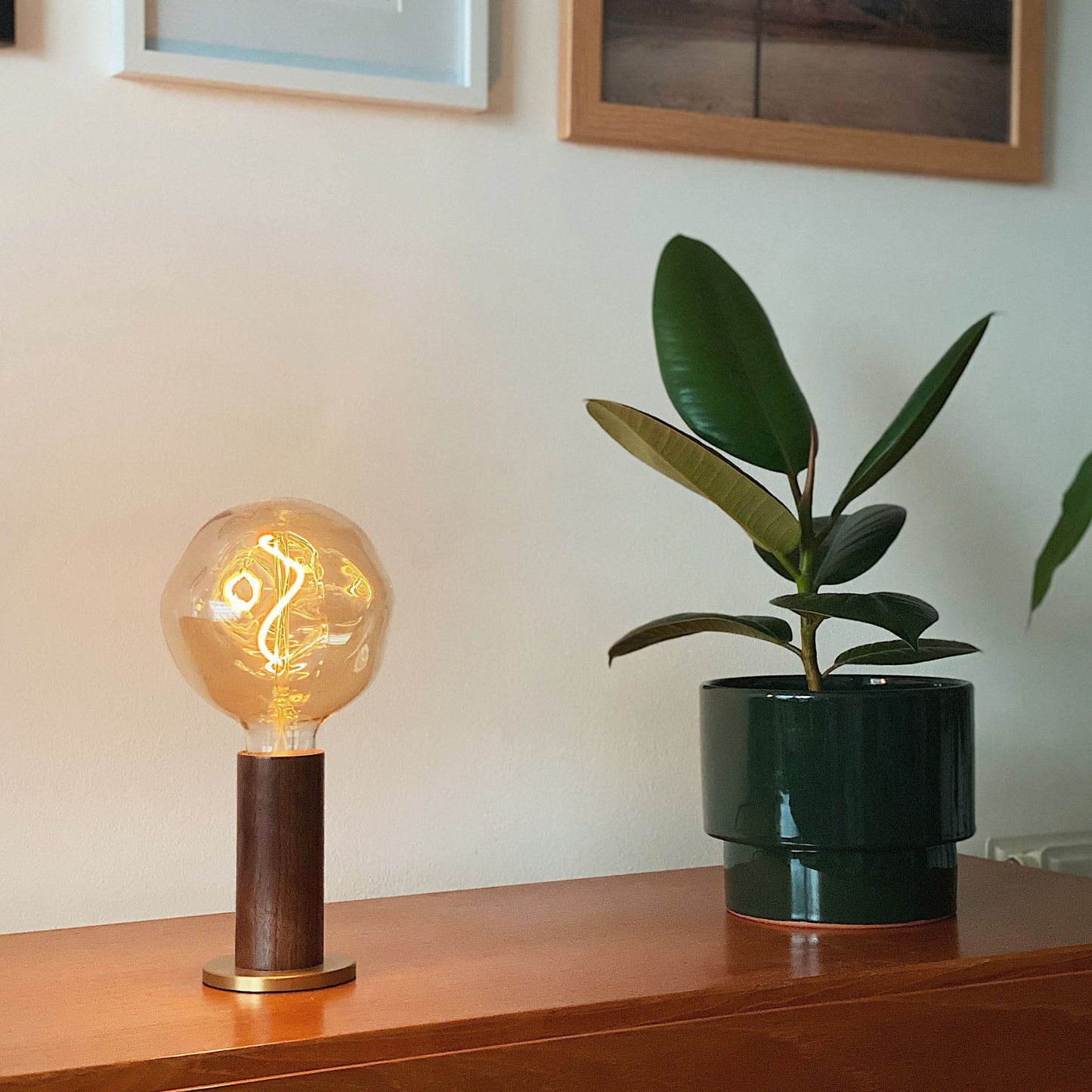 Knuckle Table Lamp in Oak + Voronoi I Tala